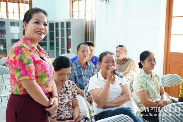 Đại diện các gia đình tham gia trao đổi, thảo luận tại hội nghị