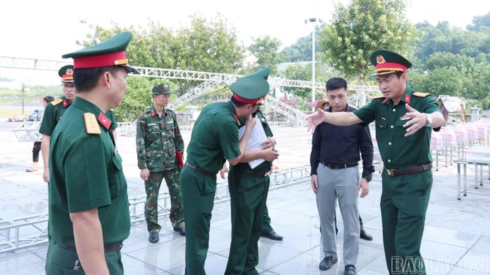 Đại tá Hoàng Văn Toàn - Phó Chính ủy Bộ Chỉ huy Quân sự tỉnh kiểm tra, chỉ đạo buổi hợp luyện.