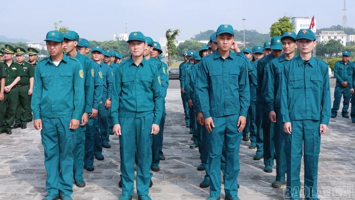 Hàng trăm cán bộ, chiến sĩ lực lượng vũ trang của tỉnh tích cực luyện tập, chuẩn bị cho Lễ truy điệu và an táng các hài cốt liệt sĩ.