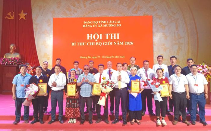Trao giải cho các thí sinh đạt thành tích tại hội thi.