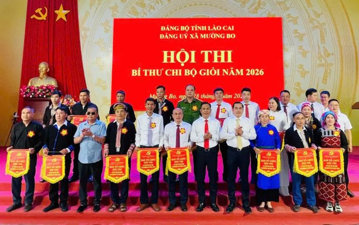 Ban Tổ chức trao Cờ lưu niệm cho các thí sinh tham dự Hội thi.