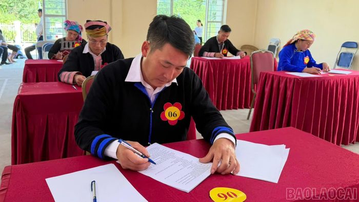 Các thí sinh tham gia phần thi kiến thức chung.