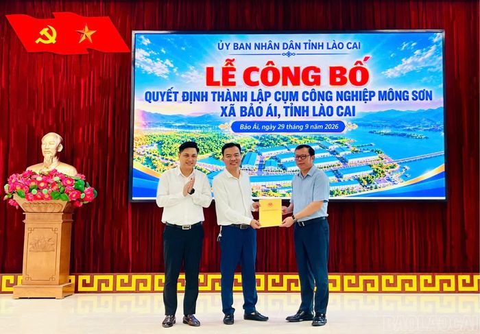 Đồng chí Hoàng Chí Hiền - Giám đốc Sở Công Thương và lãnh đạo các sở, ban, ngành của tỉnh; lãnh đạo xã Bảo Ái trao quyết định và tặng hoa chúc mừng Công ty Cổ phần Đầu tư xây dựng hạ tầng CRC là chủ đầu tư xây dựng, kinh doanh hạ tầng kỹ thuật Cụm công nghiệp Mông Sơn.