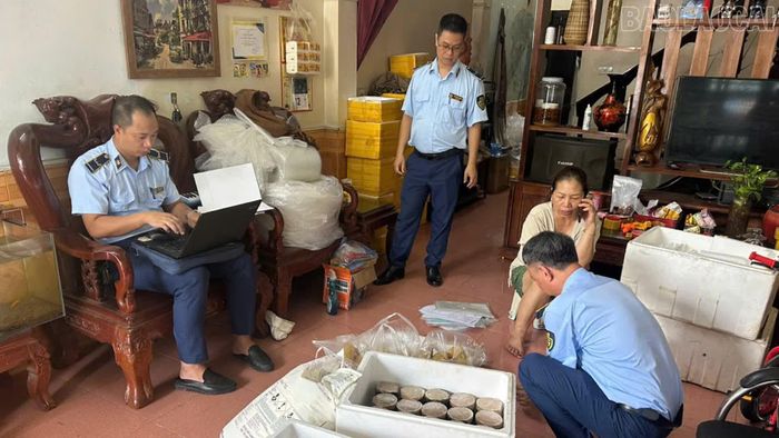 Lực lượng quản lý thị trường kiểm tra, phát hiện cơ sở sản xuất giò chả sử dụng phụ gia thực phẩm, chất hỗ trợ chế biến thực phẩm cấm sử dụng hoặc ngoài danh mục được phép.