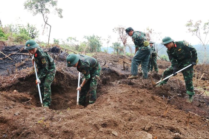 Thời gian, địa hình và những dấu tích ngày càng phai mờ theo năm tháng khiến công tác tìm kiếm gặp không ít khó khăn. Nhưng, với quyết tâm đưa đồng đội trở về, cán bộ, chiến sĩ Bộ Chỉ huy quân sự tỉnh vẫn bền bỉ bám địa bàn, tìm kiếm đến khi có kết quả.