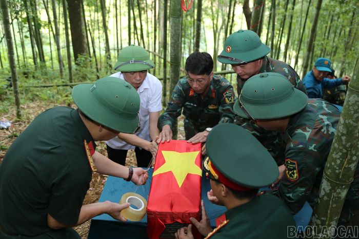 Hài cốt liệt sĩ được đưa ra khỏi khu vực tìm kiếm trong sự trang nghiêm, cẩn trọng. Hành trình trở về của các anh tiếp tục được nối dài bằng sự chăm sóc, gìn giữ của đồng đội.