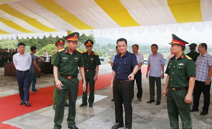 Phó Chủ tịch UBND tỉnh Giàng Quốc Hưng kiểm tra nội dung trang trí, khánh tiết.