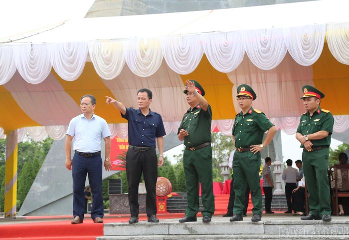 Phó Chủ tịch UBND tỉnh Giàng Quốc Hưng kiểm tra công tác bố trí lực lượng tại khu vực tiền sảnh, nơi di chuyển hài cốt liệt sĩ về nghĩa trang liệt sĩ các địa phương.