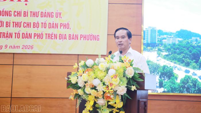 Đại diện UBND phường trực tiếp giải đáp một số ý kiến tại hội nghị.