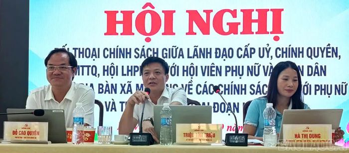 Lãnh đạo xã đối thoại với đại biểu tại hội nghị.