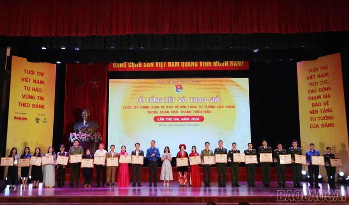 Trao giải C cho các tác giả, nhóm tác giả.