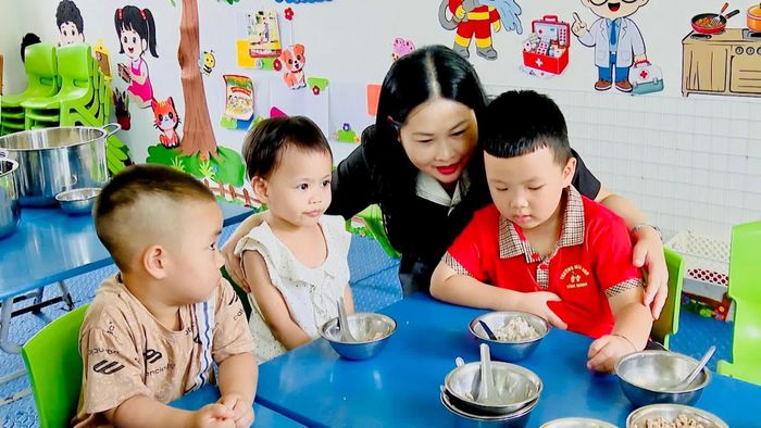 Phó Chủ tịch UBND tỉnh Vũ Thị Hiền Hạnh đề nghị các sở, ngành, trường học tiếp tục nâng cao trách nhiệm trong toàn bộ quy trình tổ chức bữa ăn bán trú cho học sinh.