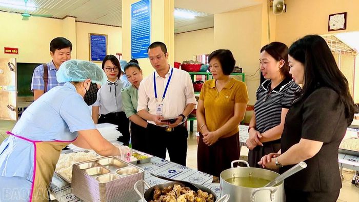 Phó Chủ tịch UBND tỉnh Vũ Thị Hiền Hạnh kiểm tra bếp ăn bán trú tại Trường Phổ thông dân tộc nội trú THCS và THPT Yên Bình.
