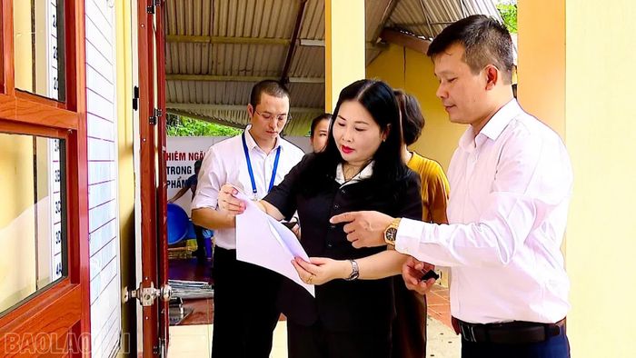 Phó Chủ tịch UBND tỉnh Vũ Thị Hiền Hạnh kiểm tra tại điểm trường chính và phân hiệu số 1, Trường Tiểu học Yên Bình.