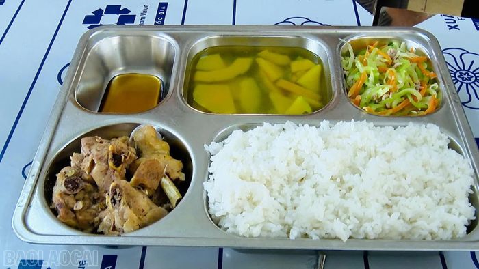 Các suất ăn bán trú đảm bảo an toàn vệ sinh thực phẩm, dinh dưỡng cho học sinh.
