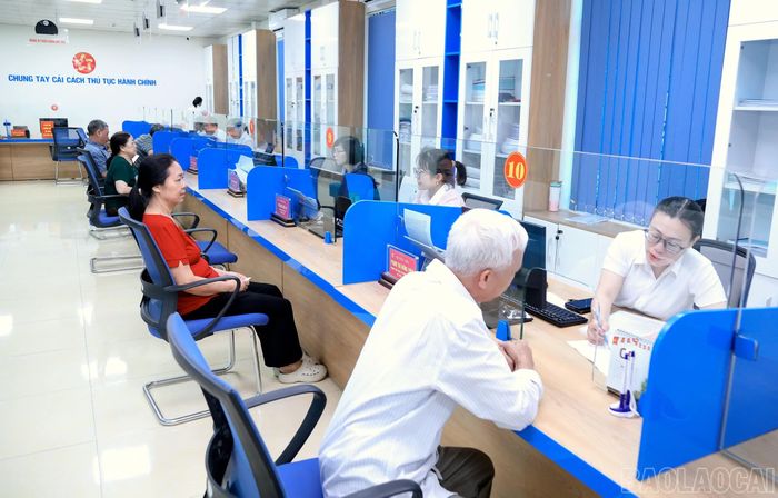 Người dân đến làm thủ tục tại Trung tâm Phục vụ hành chính công phường Yên Bái luôn được cán bộ hướng dẫn tận tình, chu đáo.