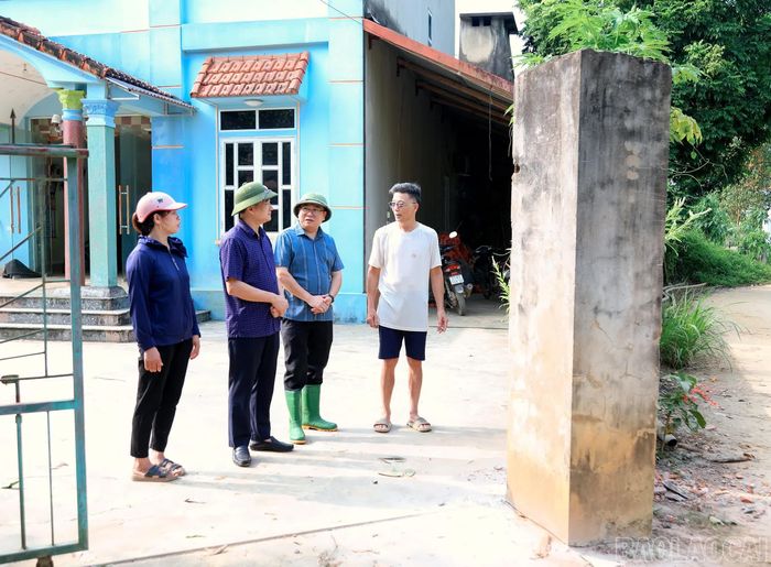 Lãnh đạo xã Mậu A đến từng hộ dân để tuyên truyền, vận động người dân đồng thuận và hiến đất, dịch rào làm đường giao thông nông thôn.