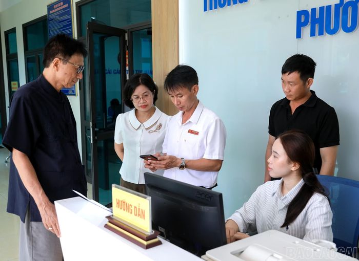 Cán bộ Trung tâm Phục vụ hành chính công phường Yên Bái hướng dẫn người dân thực hiện thủ tục hành chính.
