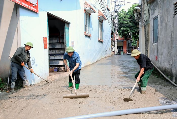 Lãnh đạo xã Mậu A cùng người dân làm đường giao thông nông thôn ở tuyến ngõ 140, đường Trần Hưng Đạo, thôn 5, xã Mậu A.