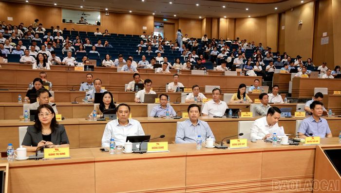 Cán bộ, đảng viên Lào Cai tham dự Hội nghị toàn quốc nghiên cứu, học tập, quán triệt và triển khai thực hiện các nghị quyết, chỉ thị của Bộ Chính trị.