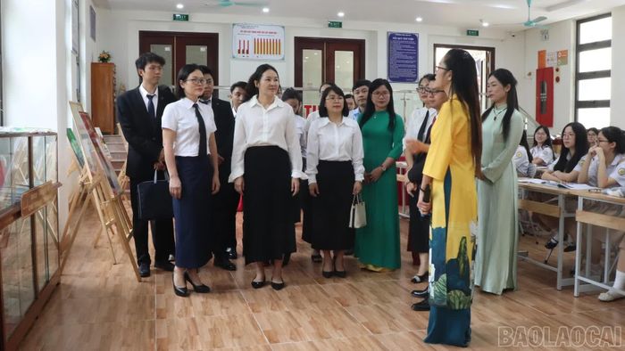 Đoàn đại biểu huyện Hà Khẩu tham quan không gian văn hóa Hồ Chí Minh, Trường THCS Lê Quý Đôn và Trường THPT Lào Cai.