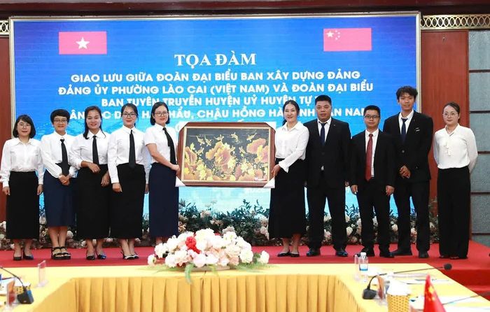 Phường Lào Cai tặng quà Đoàn đại biểu huyện Hà Khẩu. Ảnh: Ngọc Bằng