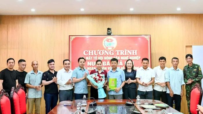 Ra mắt Tổ hội nghề nghiệp "Nuôi gà thả đồi" xã Võ Lao, liên kết nông dân phát triển chăn nuôi. (ảnh Hội Nông dân tỉnh).