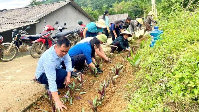 Cán bộ và người dân xã Bảo Yên trồng hoa, chỉnh trang đường giao thông, hưởng ứng phong trào “Cùng nhau về thôn”.