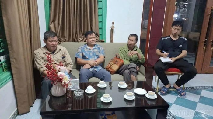 Cán bộ xã Bảo Yên trao đổi, tiếp nhận kiến nghị của người dân tại buổi tiếp công dân ngoài giờ hành chính.