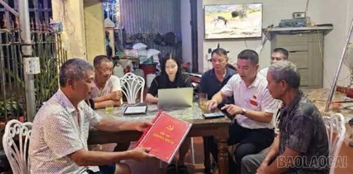 Cán bộ xã thường xuyên đến từng gia đình để tuyên truyền, vận động, lắng nghe tâm tư, nguyện vọng và tháo gỡ những khó khăn, vướng mắc của người dân.