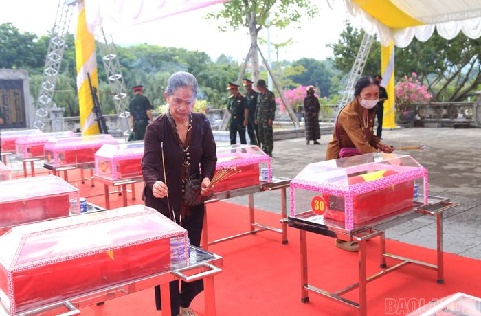 Người dân dâng hương, tưởng niệm các liệt sĩ.