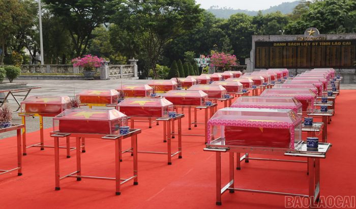 71 hài cốt liệt sĩ được di quan về Đài tưởng niệm các Anh hùng liệt sĩ trong không khí trang nghiêm, thành kính. Đây là tình cảm, trách nhiệm của Đảng bộ, chính quyền, lực lượng vũ trang và Nhân dân các dân tộc tỉnh Lào Cai đối với các Anh hùng liệt sĩ đã anh dũng hy sinh vì sự nghiệp đấu tranh giải phóng dân tộc, bảo vệ Tổ quốc.