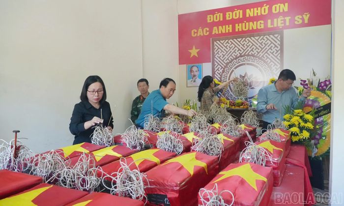 Đồng chí Lý Thị Vinh - Ủy viên Ban Thường vụ Tỉnh ủy, Bí thư Đảng ủy Bảo Thắng cùng các đồng chí Thường trực Đảng ủy, HĐND, UBND, UBMTTQ Việt Nam xã Bảo Thắng dâng hương các liệt sĩ trước giờ di quan đến Đài tưởng niệm các Anh hùng liệt sĩ phường Cam Đường.