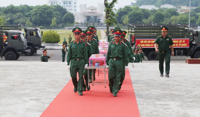 Công tác di quan được thực hiện trong không khí trang nghiêm, thành kính. Từng linh cữu được di chuyển cẩn trọng, bảo đảm an toàn, đúng quy định. Các lực lượng tham gia đều thể hiện sự tận tâm, chu đáo, với tất cả lòng kính trọng.