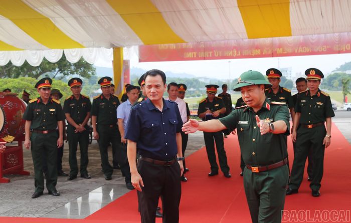 Thiếu tướng Nguyễn Ngọc Ngân chỉ đạo một số nội dung liên quan đến công tác khánh tiết, bố trí vị trí linh cữu.