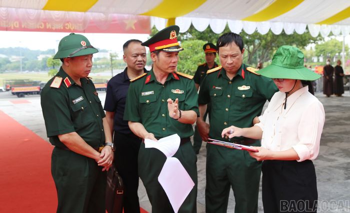 Các đơn vị trao đổi công tác chuẩn bị và tổ chức buổi lễ.