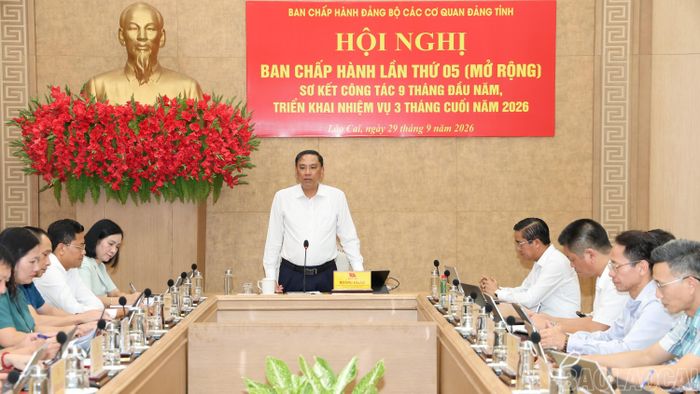 Đồng chí Hoàng Giang, Phó Bí thư Thường trực Tỉnh ủy, Chủ tịch HĐND tỉnh, Bí thư Đảng ủy Các cơ quan Đảng tỉnh phát biểu chỉ đạo tại Hội nghị.