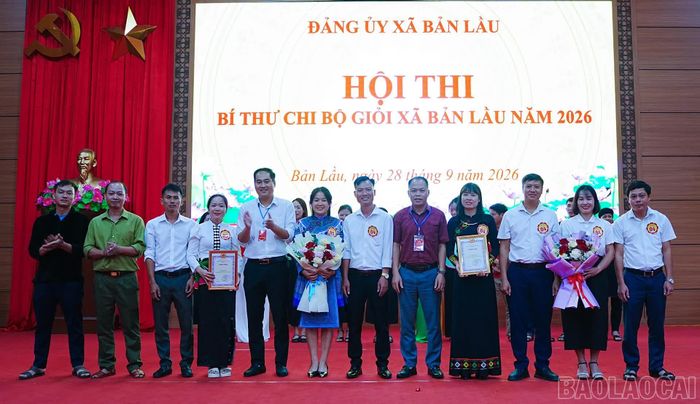 Ban tổ chức trao giải nhì cho các đội thi.
