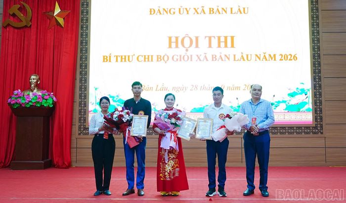 Ban tổ chức trao giải Ba cho các đội thi.