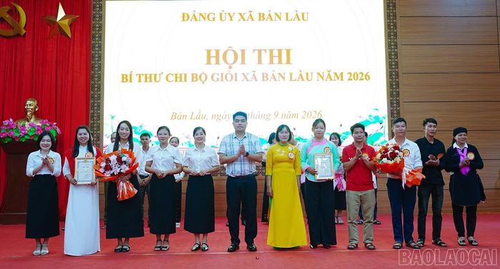 Ban tổ chức trao giải Nhất cho các đội thi.
