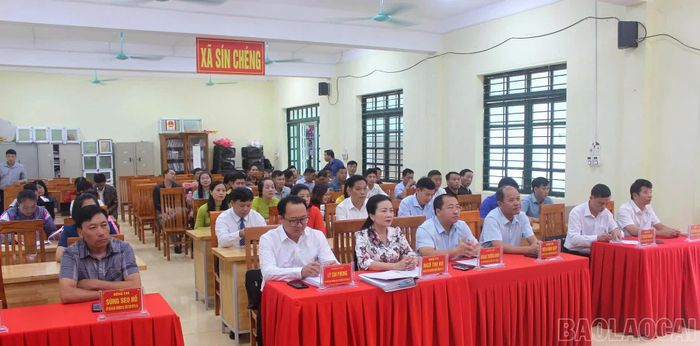 Các đồng chí lãnh đạo xã dự, cổ vũ hội thi.