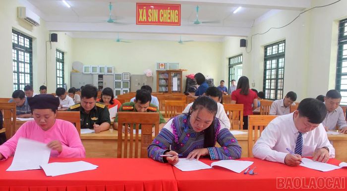 Các thí sinh tham gia phần thi lý thuyết tại hội thi.