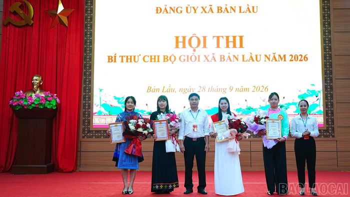 Ban tổ chức trao giải chuyên đề cho các đội thi.