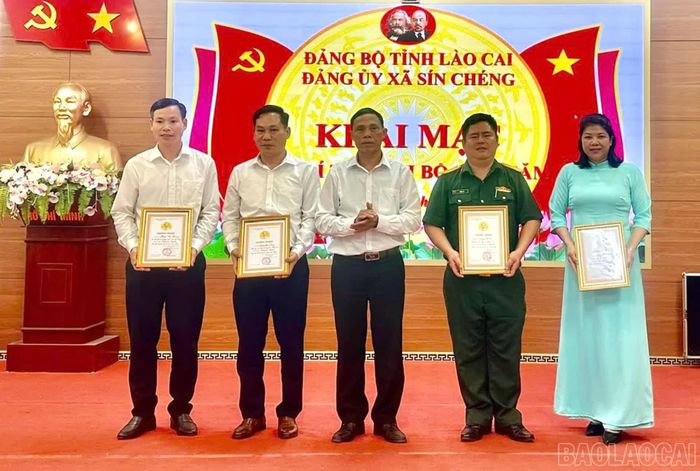 Ban tổ chức trao giải cho các thí sinh xuất sắc nhất Hội thi.