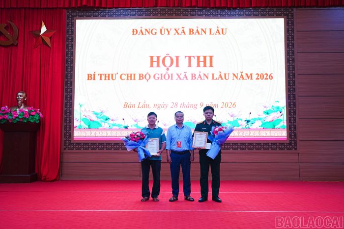 Ban tổ chức trao giải Khuyến khích cho các đội thi.