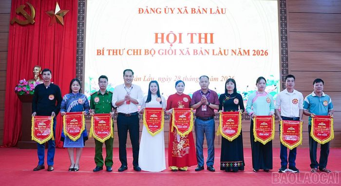 Ban tổ chức tặng cờ lưu niệm cho các đội tham gia hội thi.