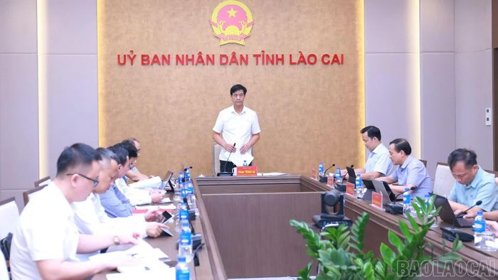 Đồng chí Phan Trung Bá - Phó Chủ tịch UBND tỉnh phát biểu kết luận cuộc họp.