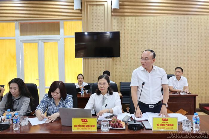 Đồng chí Vũ Hồng Phương - Phó Bí thư Thường trực xã Bát Xát phát biểu tại hội nghị.