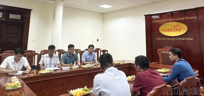 Quang cảnh buổi làm việc giữa lãnh đạo xã Yên Bình và Công ty Cổ phần Xi măng Yên Bình.
