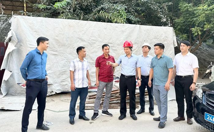 Lãnh đạo xã Yên Bình kiểm tra nơi xây dựng hệ thống nhiệt dư khí thải tại Công ty Cổ phần Xi măng Yên Bình.